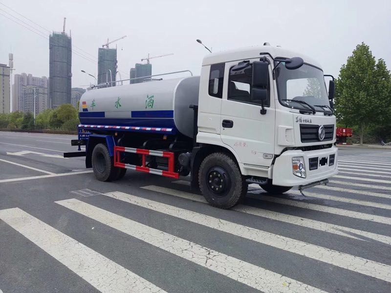 ���ҿڞ�ˮ܇�r(ji��)�񣬏��ҿ�12����ˮ܇�N�ۣ���������12����ˮ܇�S��ֱ�N