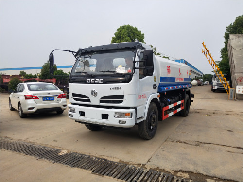 多功能綠化灑水車(chē) 多功能綠化灑水車(chē)