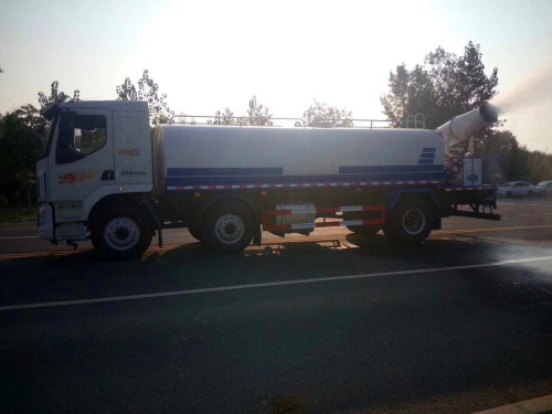 東風柳氣前四后四灑水噴霧車 東風柳氣前四后四灑水噴霧車