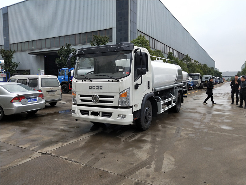 5方綠化灑水車 12方工地流動(dòng)多功能霧炮車 5方綠化灑水車 12方工地流動(dòng)多功能霧炮車