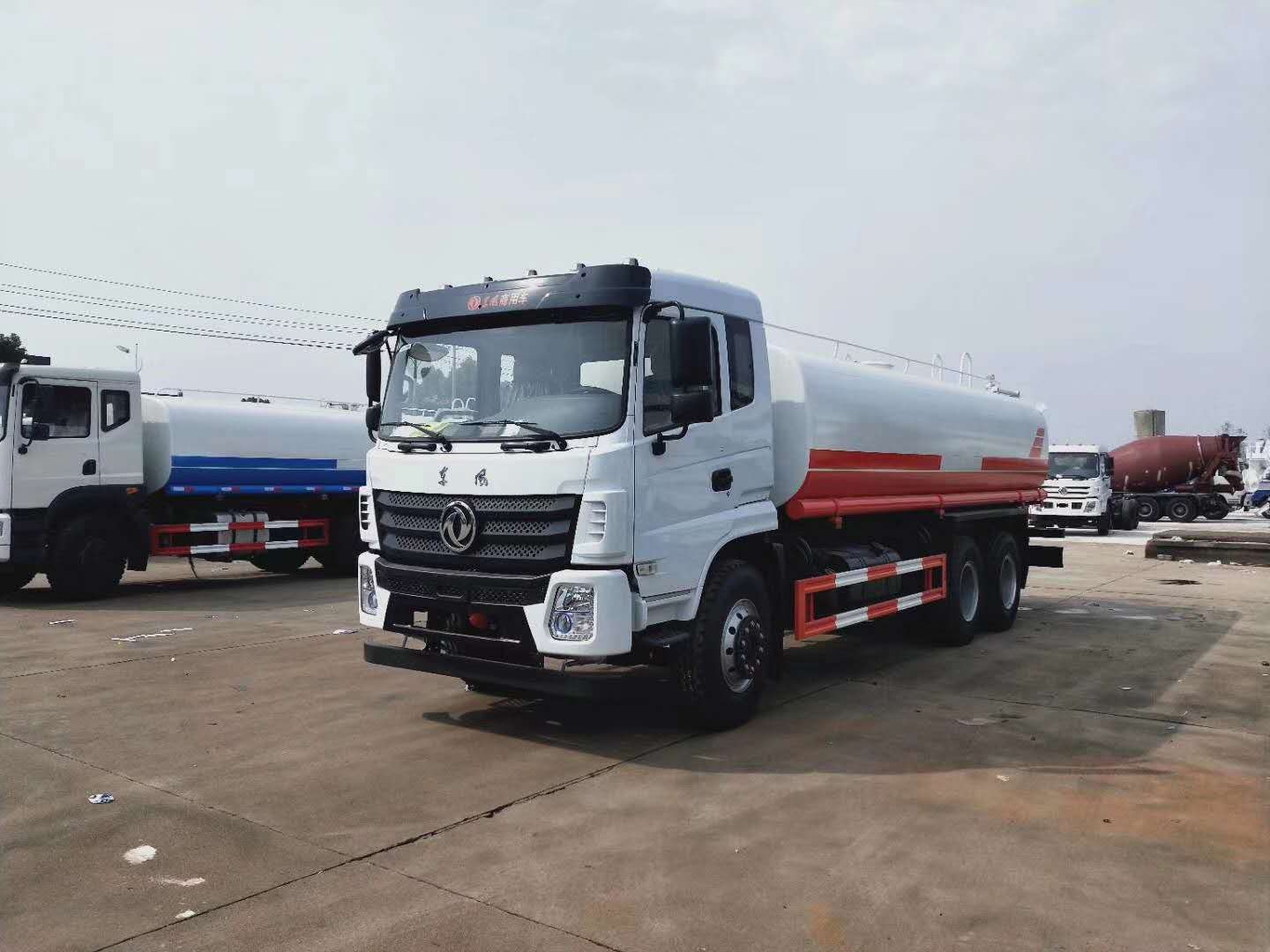 東風環衛灑水車被寶馬追尾 寶馬是全軍覆沒 東風環衛灑水車被寶馬追尾 寶馬是全軍覆沒