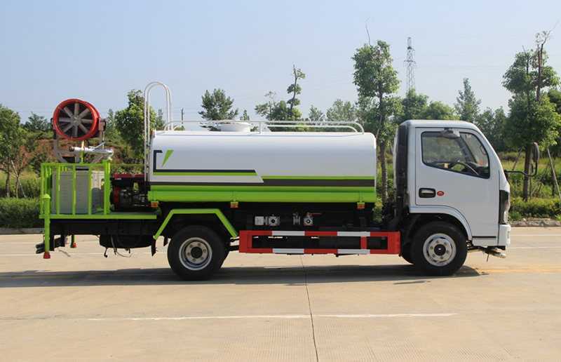 �|�L(f��ng)С������5����ˮ܇��(gu��)���ױP���ã�  ���Ö|�L(f��ng)D6ϵ���¿��{��ң�3308mm�S�࣬���d��(gu��)��ȫ��115�R�����Ͱl(f��)��(d��ng)�C(j��)�򳯲�130�R�����Ͱl(f��)��(d��ng)�C(j��)���f(w��n)��P(y��ng)5�n׃���䣬3.5T���7.00R16䓽z̥��ABS����(bi��o)��늄�(d��ng)�����п��i���b��耳ס����g��܇�����Ԅ�(d��ng)���i������x��˲�r(sh��)�ͺģ��Ƽ���ʮ�㣬�{�˸����m��GB7258��Ҏ(gu��)��  �|�L(f��ng)С��������(gu��)����ˮ܇��  ����4mm��(y��u)�|(zh��)̼䓰壬�ރ�(n��i)�����p���˸��壬���Þ�ˮ܇����ˮ�ã��܌�(sh��)�F(xi��n)���M(j��n)�ó����ܣ������bǰ�_���󞢡���(c��)������ˮ܇ƽ�_(t��i)����ˮ���ڣ����{(di��o)��(ji��)ֱ�������ꡢС�ꡢëë�ꡢ�F��Ч���������ɸ���ˮ�ܣ��������(l��)���ȼ������ӿڡ���ˮ܇��ֱ����7�ף���ˮ���ȴ���20�ף���̴���28�ס���ˮ܇�ɼ��bǰ�_�󞢚��(d��ng)�y�{��ҿ��ơ��ɼ��b�F�ڙC(j��)�M�l(f��)늙C(j��)�M���F���m�b�á�