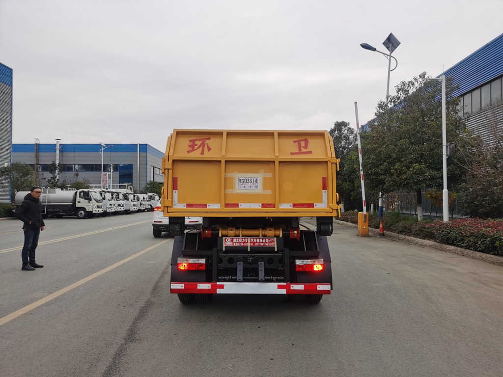 東風小多利卡鉤臂垃圾車